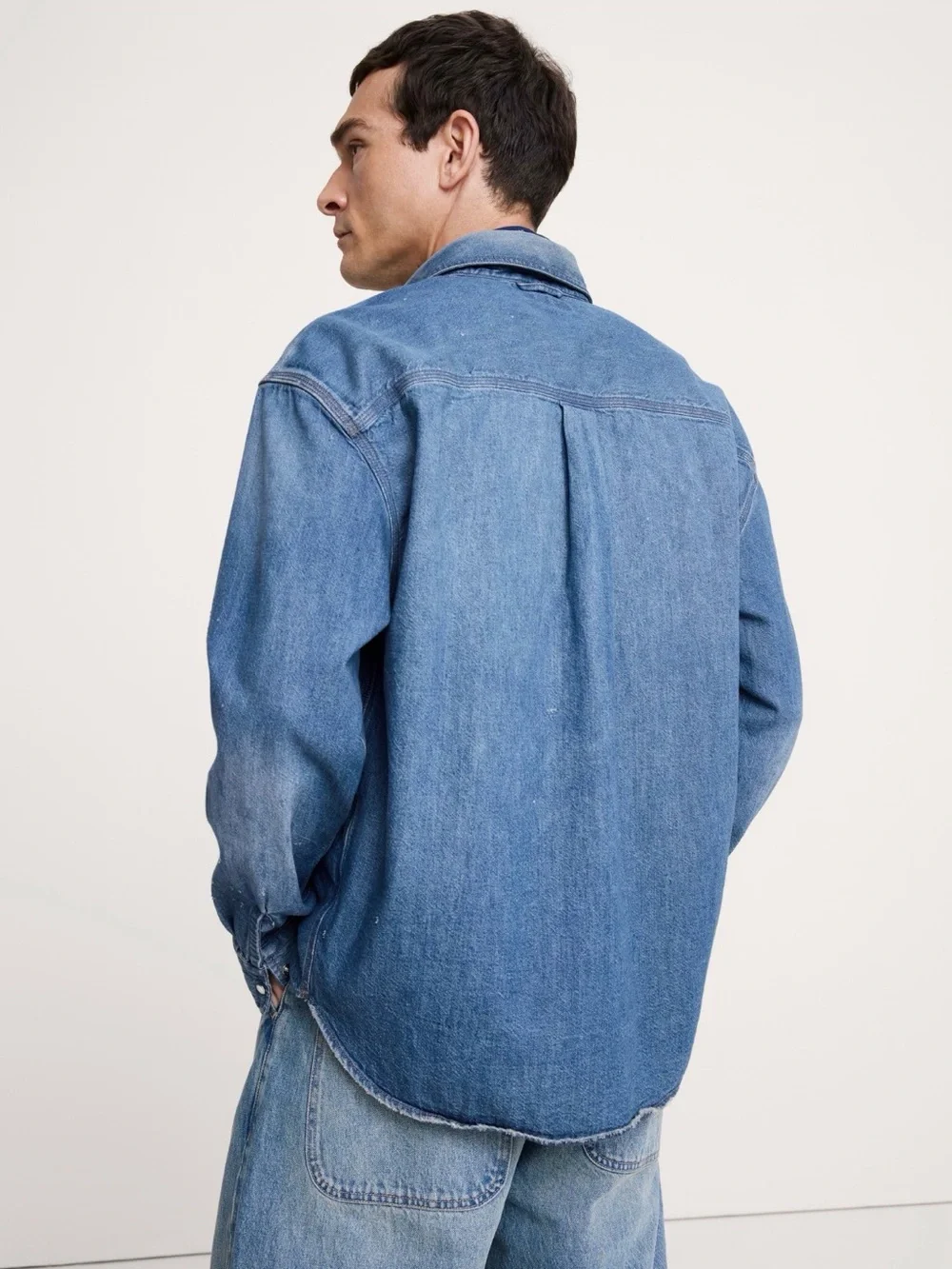 Banana Republic Relaxed Fit Denim Shirt with Snaps. Medium Wash. Size Large